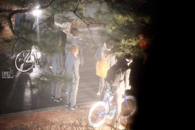 Remember this photo tanda tanya this was taken back in March 8,2013 when EXO was spotted filming at a university.